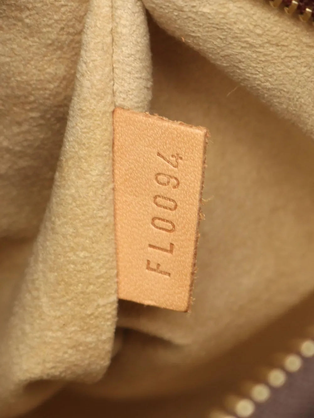 Pre-OwnedLouis Vuitton Pre-Owned2004 Looping MM shoulder bag