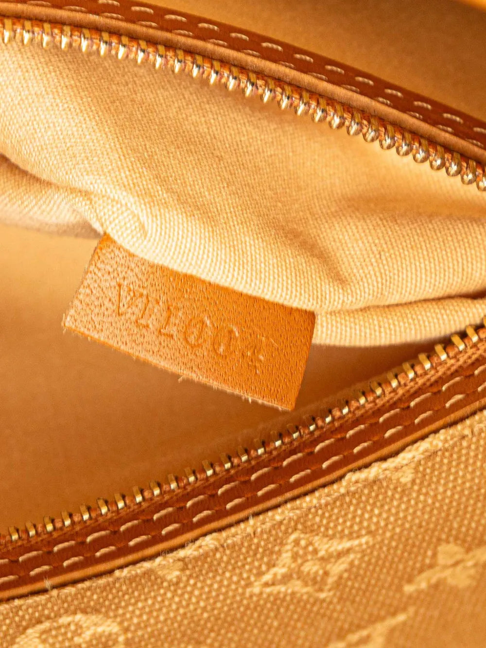 Pre-OwnedLouis Vuitton Pre-Owned2004 Monogram Mini Lin Besace Mary Kate crossbody bag