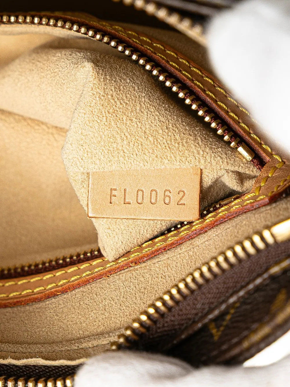 Pre-OwnedLouis Vuitton Pre-Owned2002 Monogram Looping MM shoulder bag
