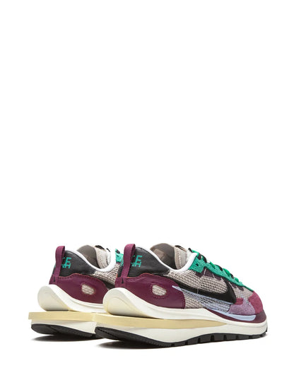 Nike X Sacai Vaporwaffle Villain Red/Neptune Green Sneakers floriamart.shop