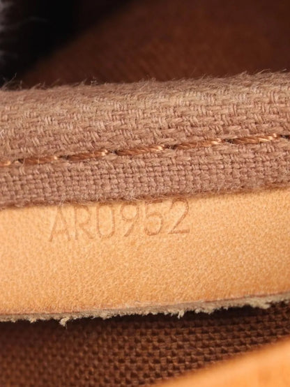 Pre-OwnedLouis Vuitton Pre-Owned1992 Saumur 35 shoulder bag