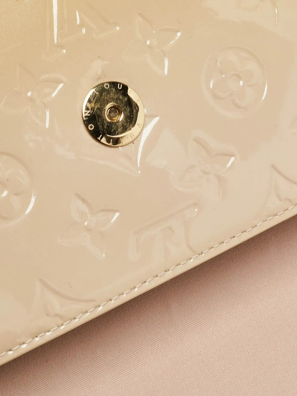 Pre-OwnedLouis Vuitton Pre-Ownedpatent-leather embossed wallet