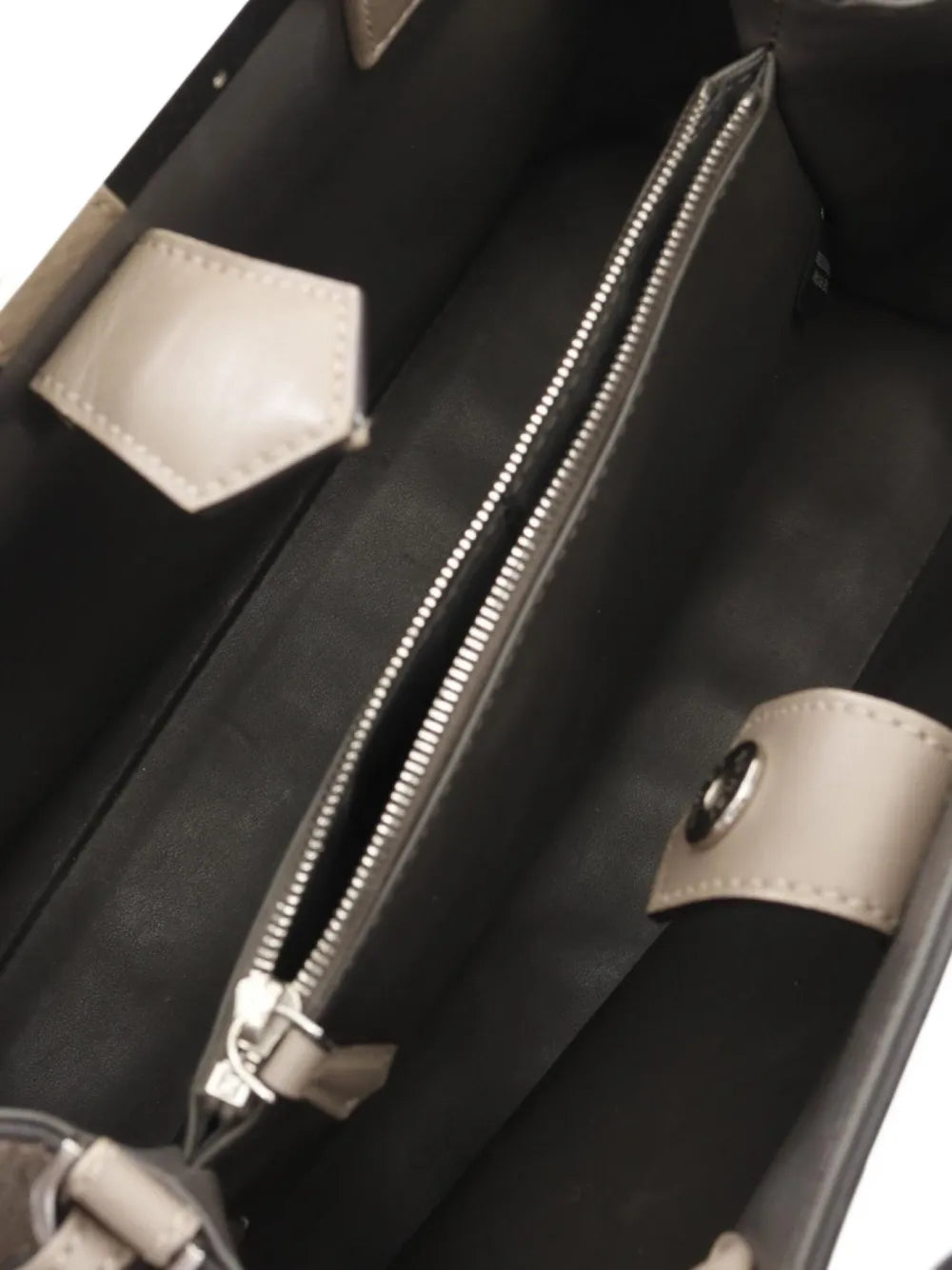 Pre-OwnedFendi Pre-Owned2000s Petit 2Jours leather handbag