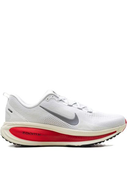 Nike Vomero 18 Platinum Tint Siren Red Light Smoke Grey Metallic Pewter Sneakers floriamart.shop