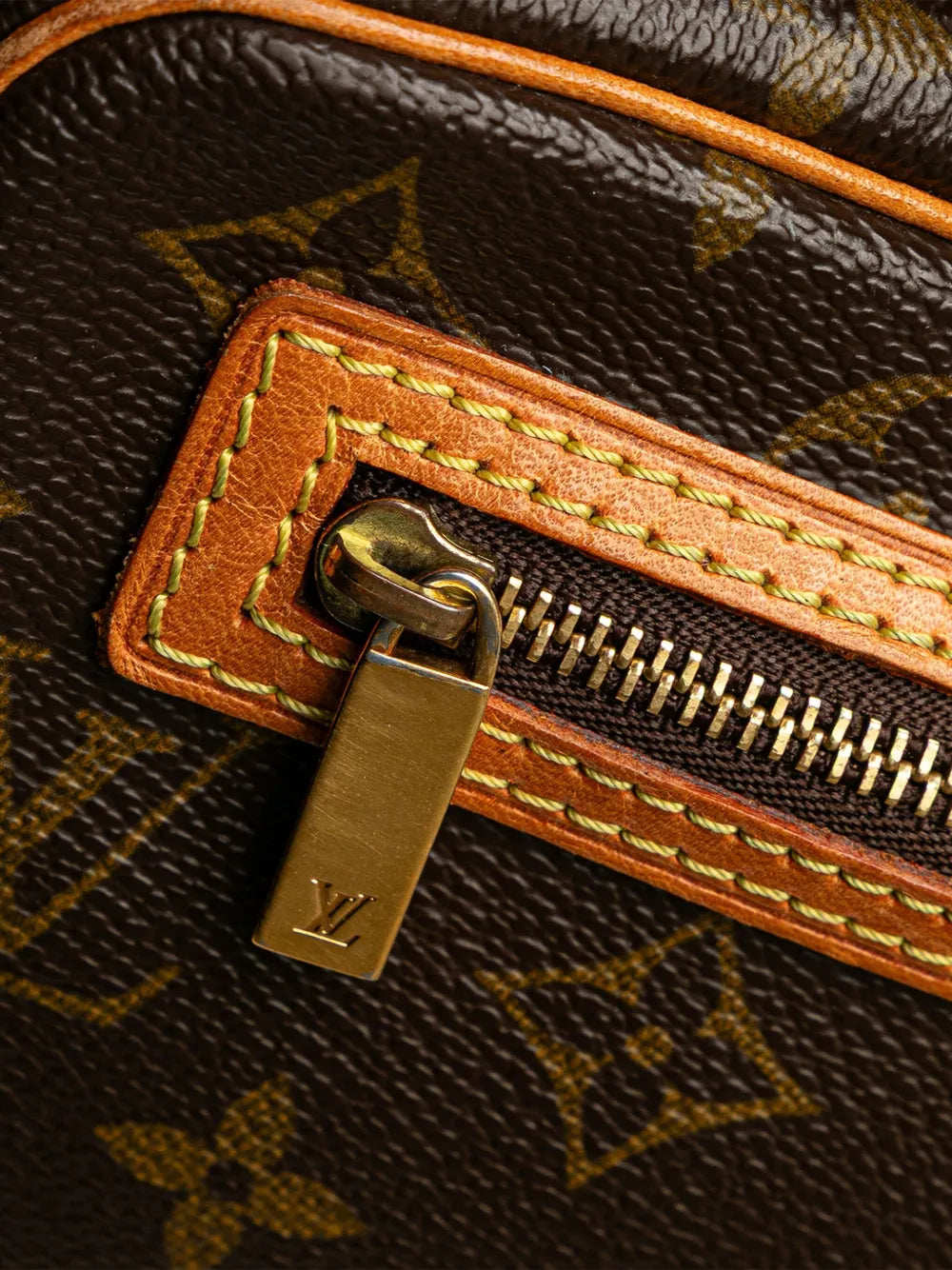Pre-OwnedLouis Vuitton Pre-Owned2002 Monogram Pochette Cite shoulder bag