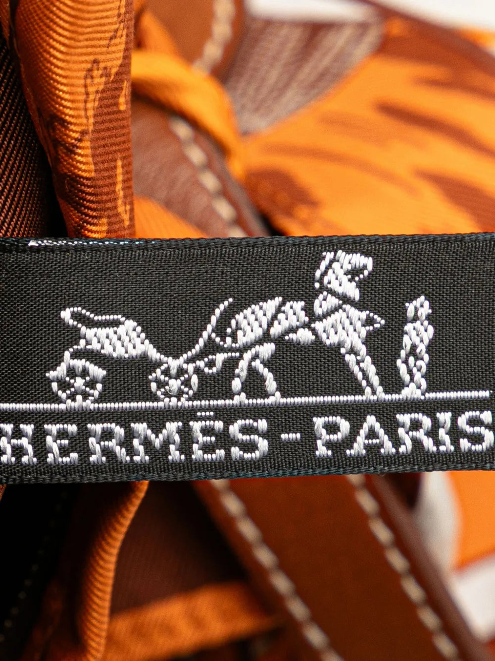 Pre-OwnedHermre-Owned2009 Jeu des Omnibus et Dames Blanches Silky Pop crossbody bag