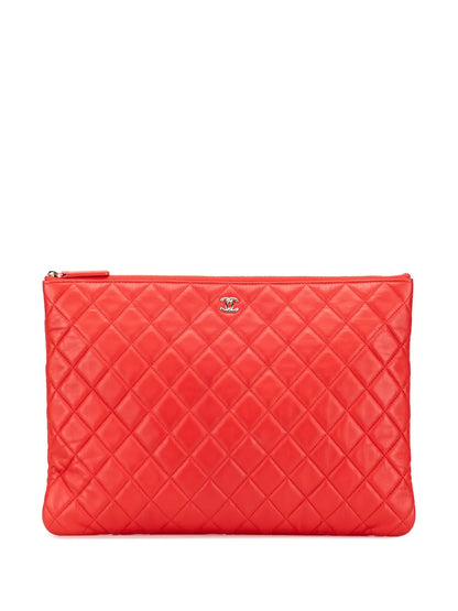 Pre-OwnedCHANEL Pre-Owned2016-2017 Large Quilted Lambskin O Case clutch bag
