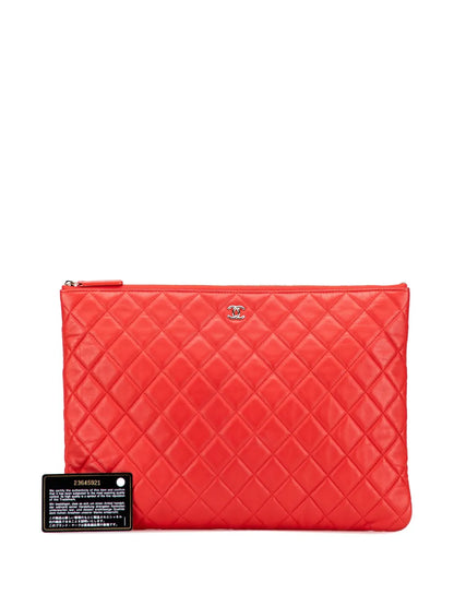 Pre-OwnedCHANEL Pre-Owned2016-2017 Large Quilted Lambskin O Case clutch bag