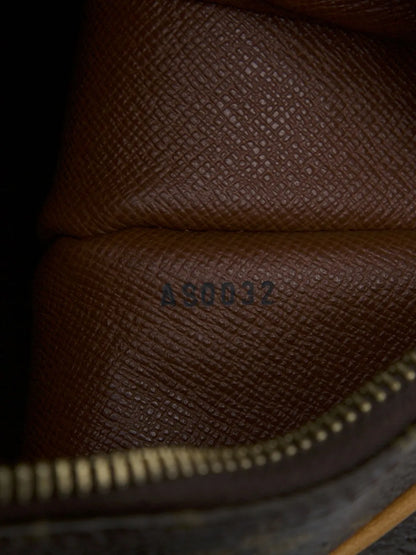 Pre-OwnedLouis Vuitton Pre-Owned2002 Monogram Boulogne 30 shoulder bag