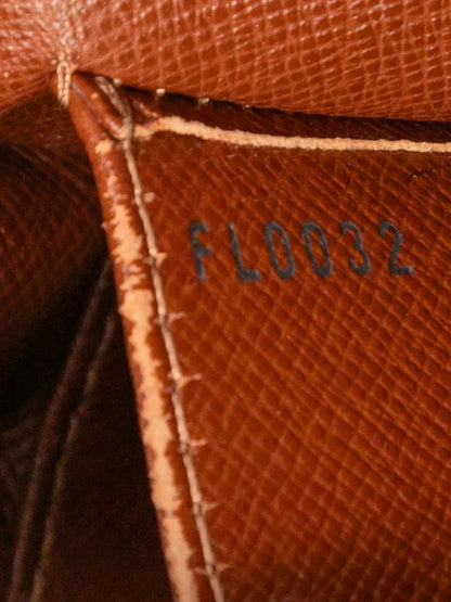 Pre-OwnedLouis Vuitton Pre-Owned2002 Monogram Cite MM shoulder bag