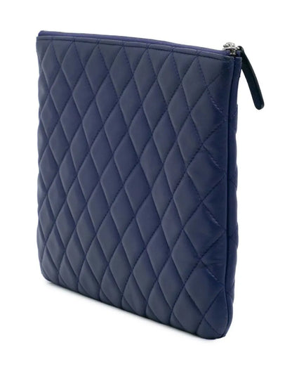Pre-OwnedCHANEL Pre-Owned2015-2016 Medium Quilted Lambskin O Case clutch bag